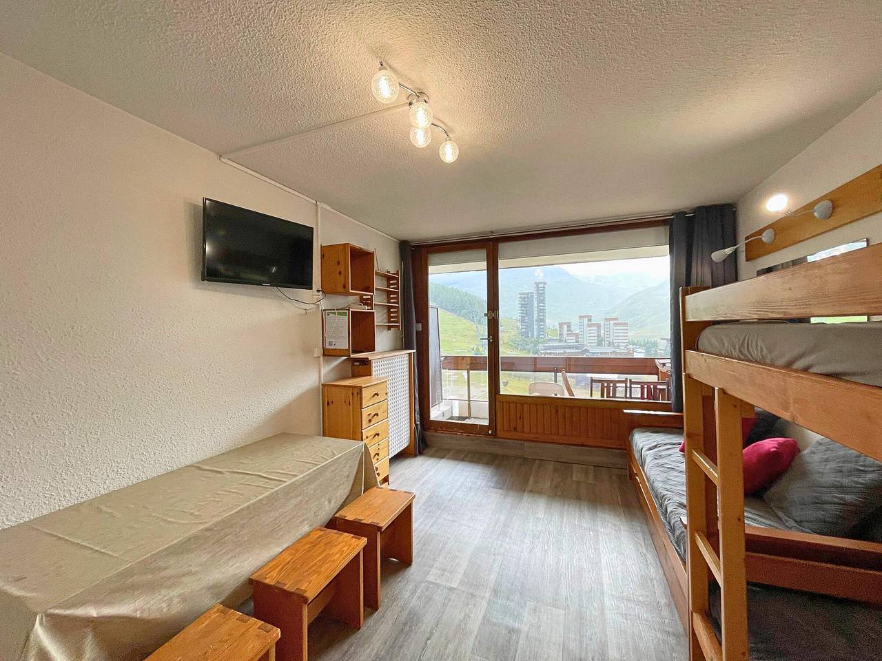Entire studio, Cozy Studio for 4 with South-Facing Balcony, Near Slopes & Amenities in Les Menuires, Saint-Martin-de-Belleville