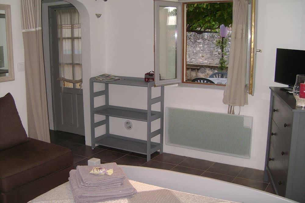 Gite Typique Provencal Pour 2 Personnes Avec Jardin Et Piscine in Apt, Parc naturel régional du Luberon