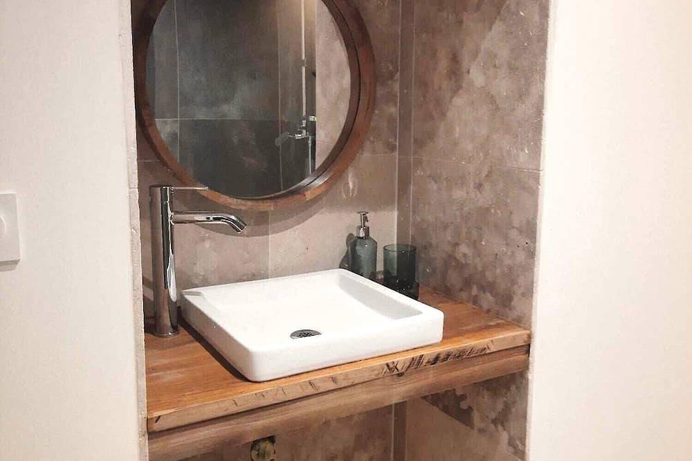 Appartement entier, Appart' hôtel tout confort avec balcon, clim, wifi in Tulette, Région de nyons