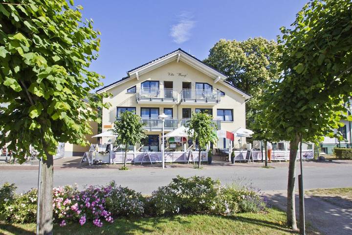 Vakantiewoning voor 4 personen, with sauna and zwembad as well as balkon in Baabe