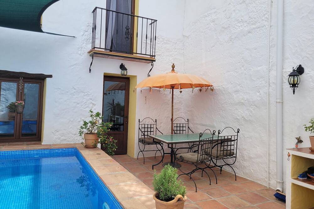 Family townhouse w/private pool, terrace, mountain & sea views. A hikers dream! in Canillas de Albaida, Provincia de Málaga