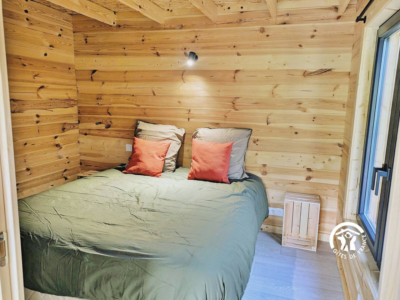 Chalet confortable 4 pers., terrasse, 2 chambres au camping de Coupeau in Saint-Berthevin, Mayenne