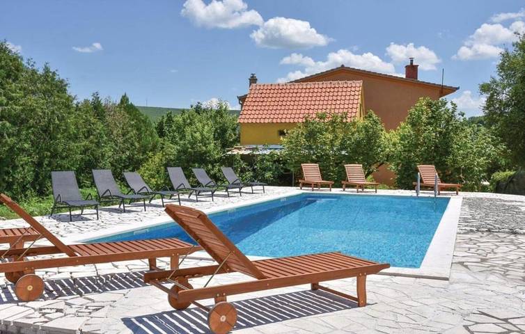 Hotel für 3 Personen, mit Pool