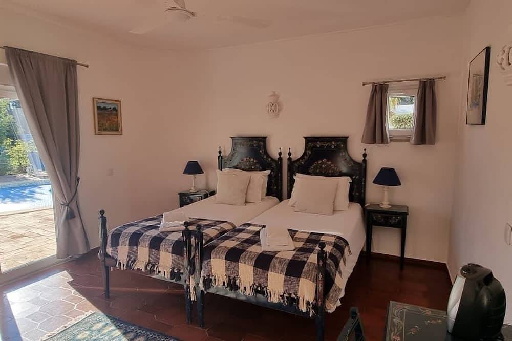 Peaceful hillside villa great ocean/mountain views,heated pool & Town 5 mins 6+2 in São Sebastião, Lagos