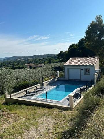 Location de vacances pour 6 personnes, avec piscine ainsi que terrasse et vue à Venterol