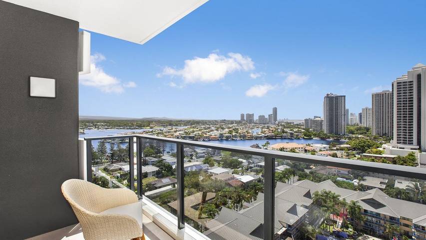 Vacation apartment for 4 people, with balcony/terrace and sauna as well as pool in Surfers Paradise