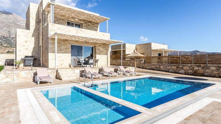 Location de vacances pour 9 personnes, avec piscine et jardin dans Triopetra