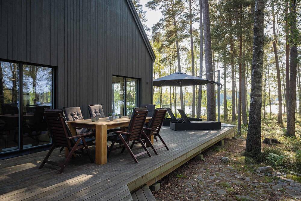 The Nabbe – Seefront Sauna, Jacuzzi & Motorboot in Gällstads distrikt, Västergötland