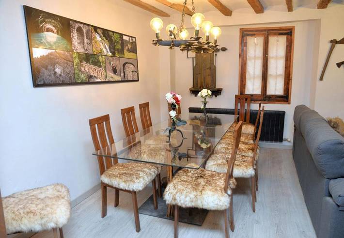 Gîte pour 18 personnes, avec vue et terrasse, animaux acceptés à La Pobla de Lillet - 3