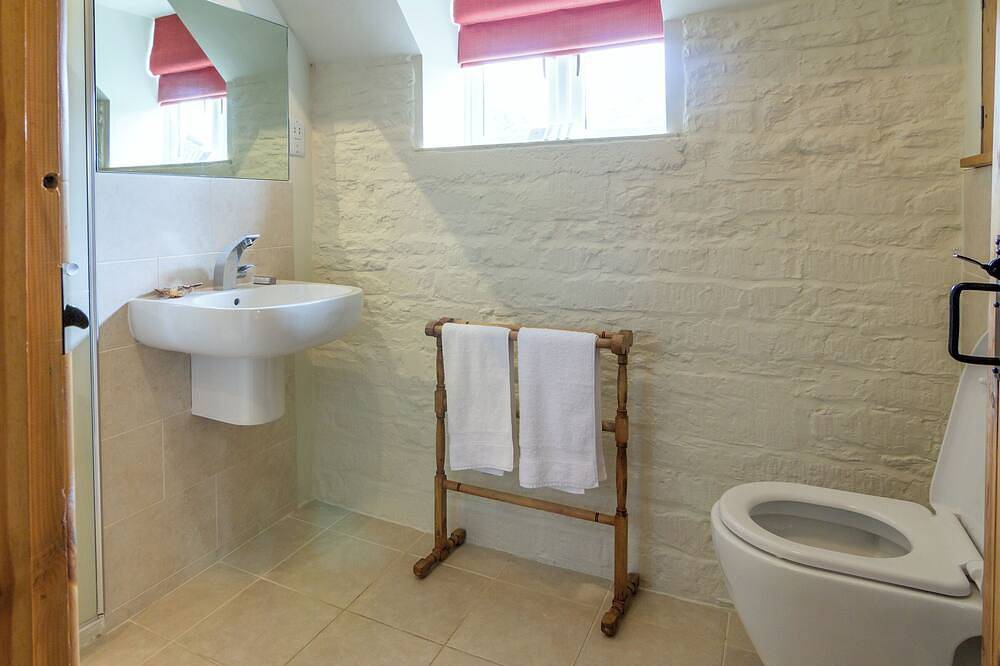 4 bedroom accommodation in Ampney Crucis, near Cirencester in Cirencester, Gloucestershire