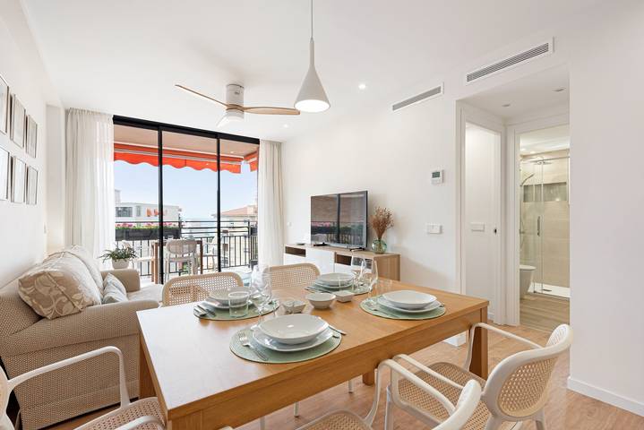 Apartamento inteiro, Apartamento 'Bellavista Apartamento Marmen' com vista mar, exterior, Wi-Fi e ar condicionado in Playa de la Caleta, Malaga