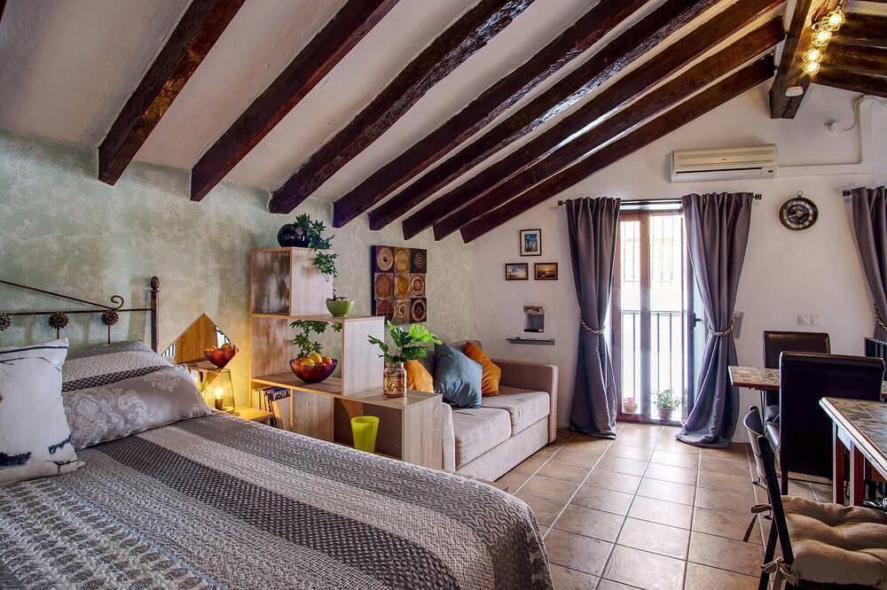 Ganze Wohnung, Romantik-Studio-Eigenes Badezimmer-Strassenblick-Apartment/Studio in Canillas de Aceituno, Cordillera Penibética