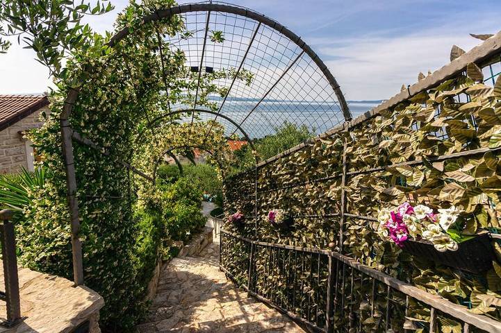 Villa Tomislav Split - Secluded Mediterranean hacienda in Plaža Ježinac, Split