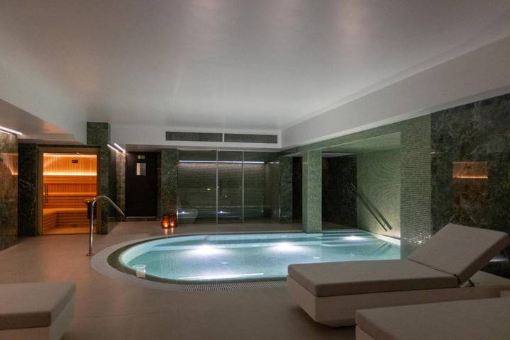 Hôtel pour 2 personnes, avec terrasse ainsi que sauna et jacuzzi