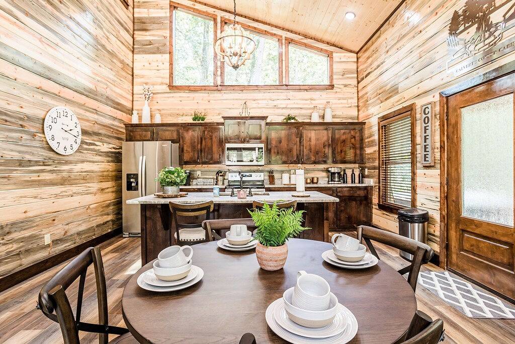 Calvert's Copper Cabin, Cozy cabin! Hot tub, Free Firewood, Fireplace! in Broken Bow, Broken Bow Lake