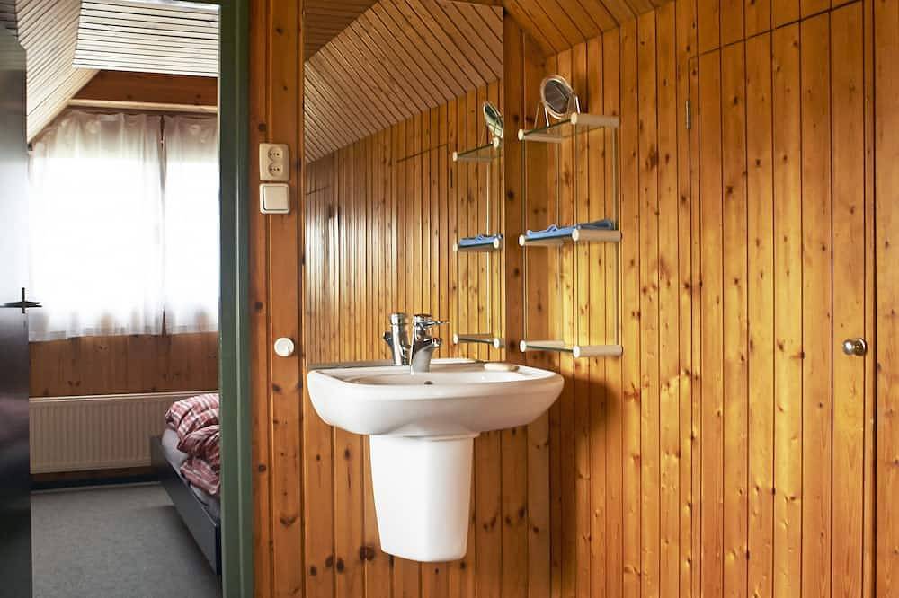 Idyllisch huisje met rieten dak in de nabijheid van het strand in Buren (Ameland), Nederlandse waddeneilanden