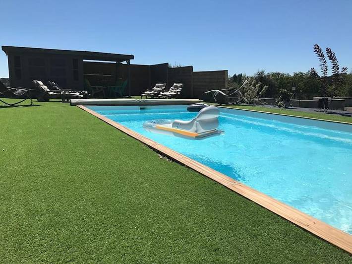 Location de vacances pour 8 personnes, avec terrasse et jardin ainsi que vue et piscine à Le Roc