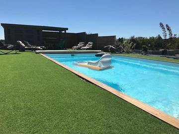 Location de vacances pour 8 personnes, avec terrasse et jardin ainsi que vue et piscine à Le Roc