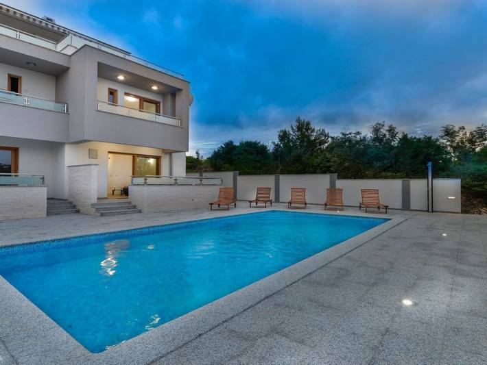 Villa mit Dachterrasse und Pool - Agentur Ta Leut in Nin, Region de Zadar