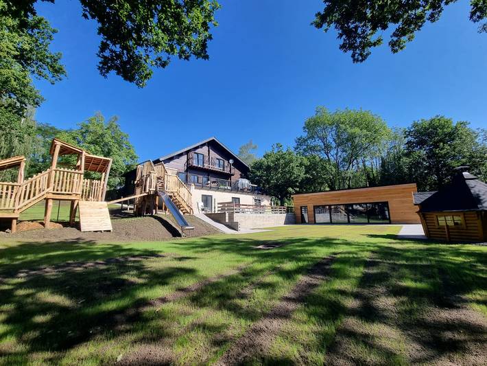 Villa pour 18 personnes, avec Balcon et Terrasse ainsi que Jardin et Piscine à Hastière