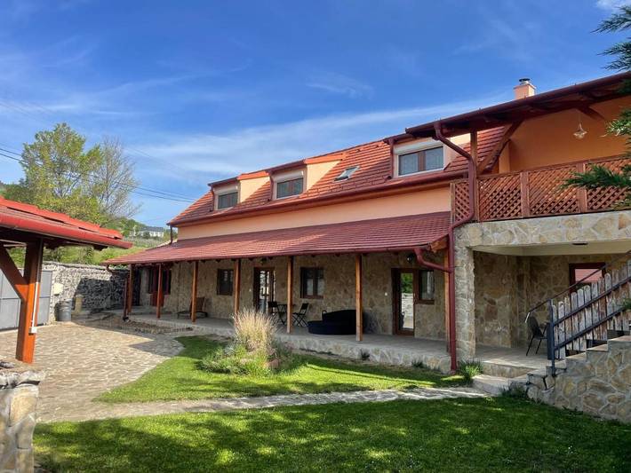 Ferienwohnung für 7 Personen, mit Ausblick und Seeblick sowie Terrasse und Garten in Badacsonytomaj