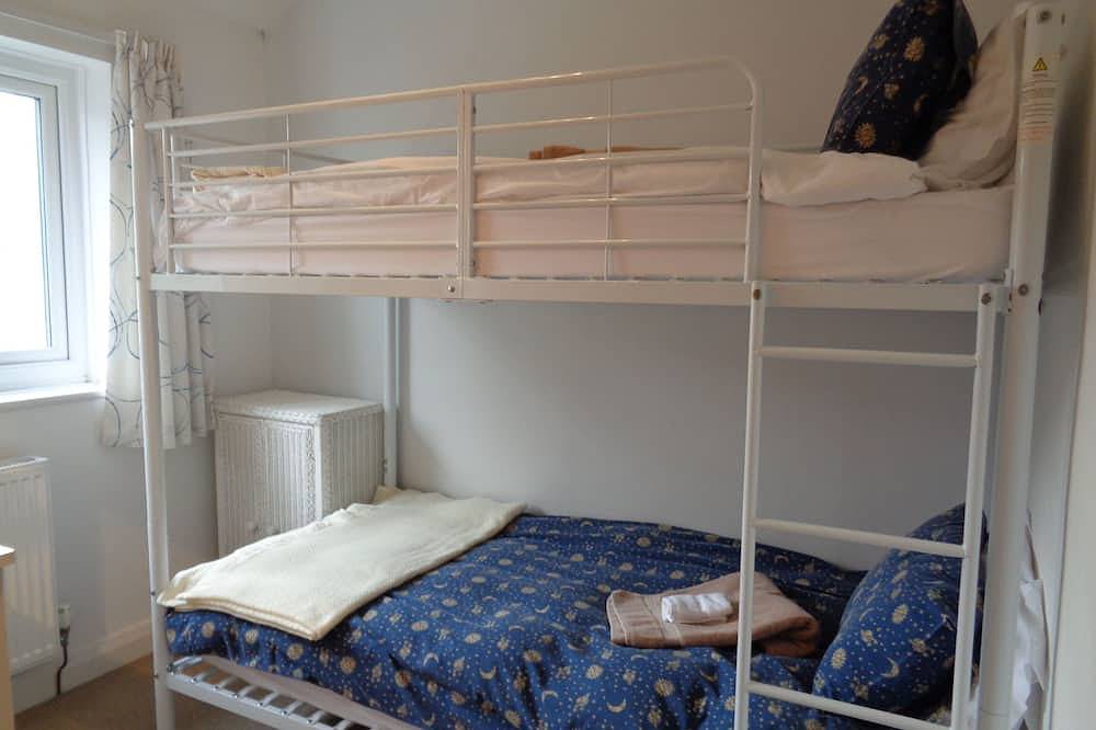 Conwy quaint cottage sleeps 4 + cot, fast Wifi , private enclosed courtyard in Conwy, Snowdonia