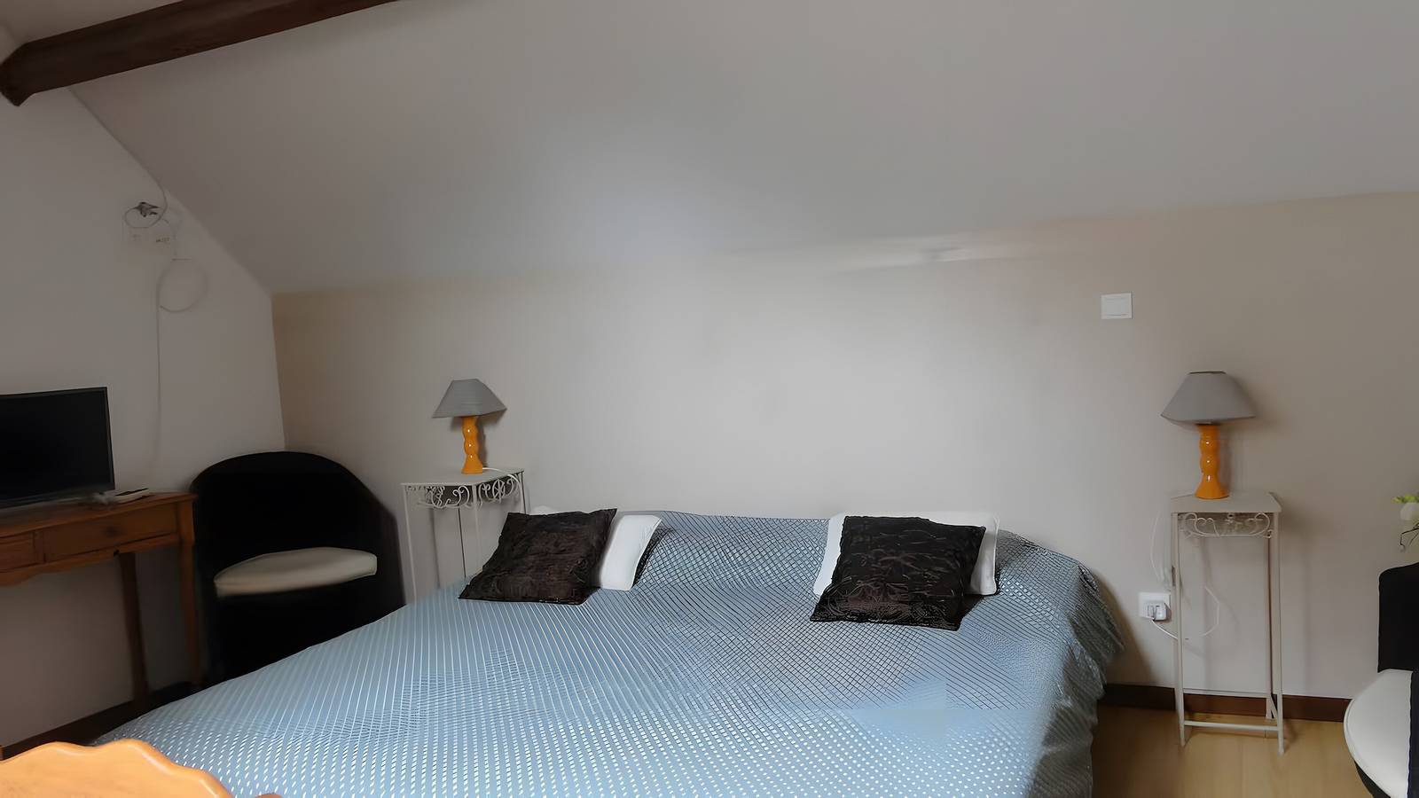 Chambre d’hôtes « La Chambre de Geneviève et Léonce » avec terrasse, jardin partagés et Wi-Fi in Abbeville, Région d'Abbeville