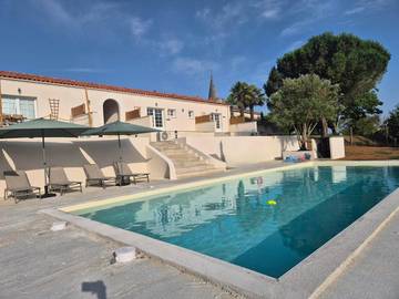 Gîte pour 4 personnes, avec vue ainsi que jardin et piscine à Soubran