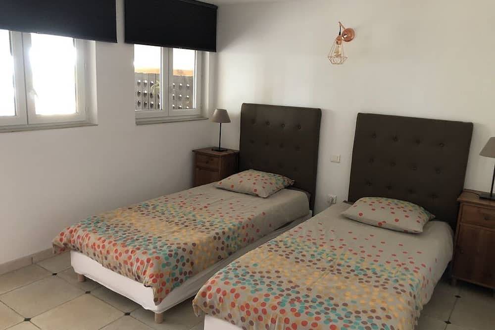 Entire apartment, Mas des Micocouliers in Montagnac, Côte d'Améthyste