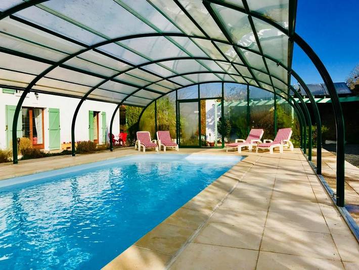 Gîte pour 4 personnes, avec vue et jardin ainsi que piscine et sauna, adapté aux familles à La Chapelle-Saint-Étienne