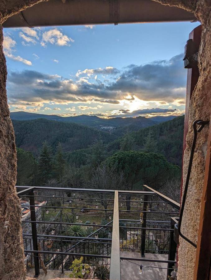 Location de vacances pour 3 personnes, avec terrasse et vue, animaux acceptés à Chambon (Gard)