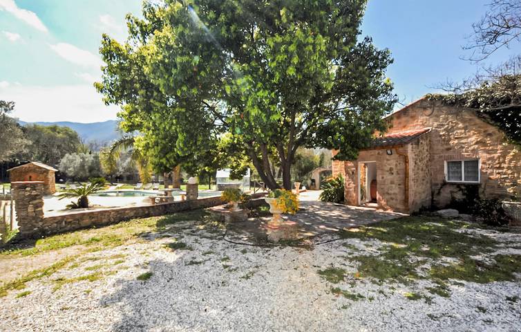 Location de vacances pour 12 personnes, avec jardin ainsi que terrasse et piscine à Laroque-des-Albères