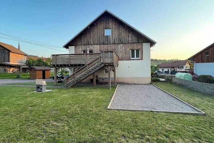 Ferienhaus für 15 Personen, mit Whirlpool und Terrasse sowie Garten in Gerbépal