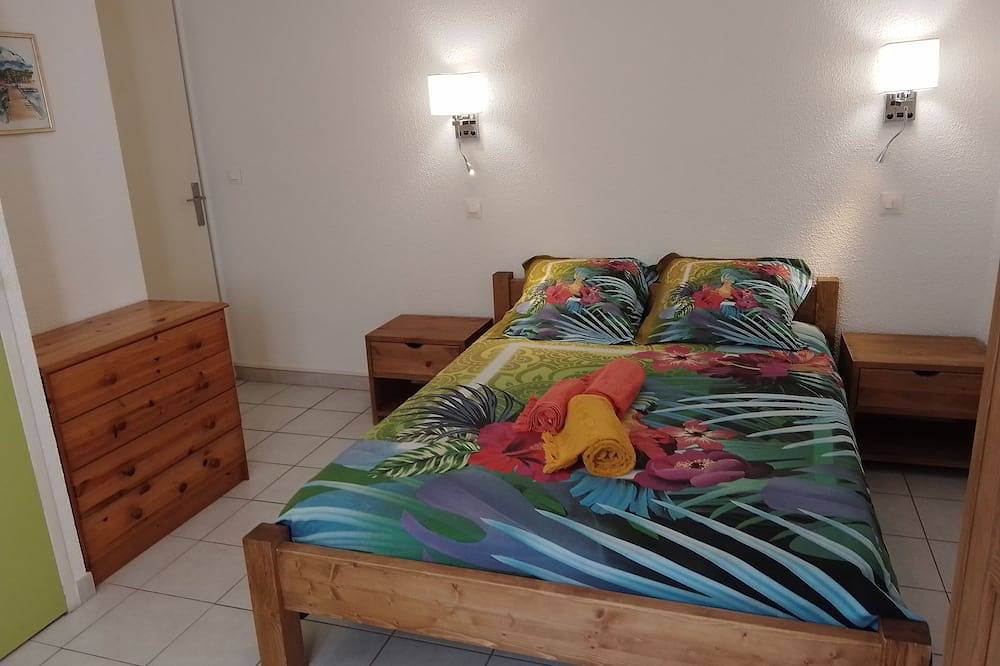 Entire apartment, T2, Antilles, equipped terrace, the beach and shops are a stone's throw... in Savines-le-Lac, Écrins National Park