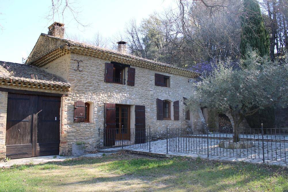 Mas provençal traditionnel in Séguret, Vaucluse
