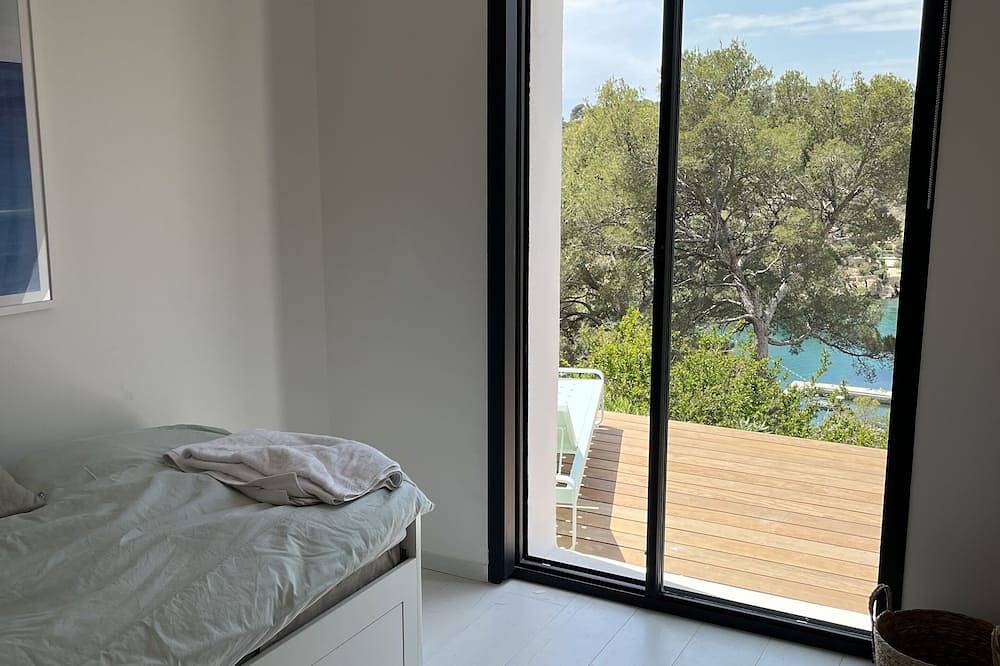 Grand Cabanon Sous les Pins Dans une Calanque in Ensuès-la-Redonne, Istres region