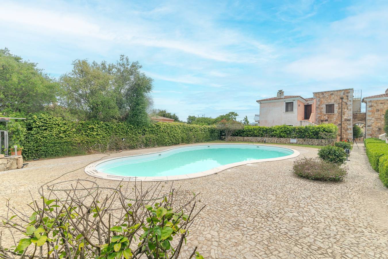 Appartement entier, Appartement en bord de mer à 30 m de la plage avec piscine partagée in Pittulongu, Olbia