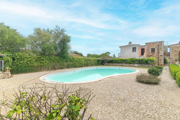 Apartamento entero, Apartamento junto al mar a 30 m de la playa con piscina comunitaria in Pittulongu, Olbia