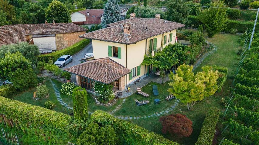 Casa vacanza per 6 persone, con Balcone e Idromassaggio nonché Terrazza e Giardino a Canelli (Comune)