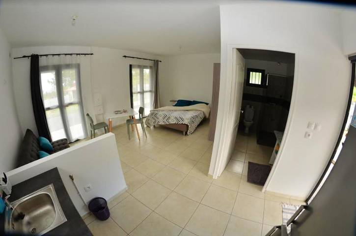 Location de vacances pour 2 personnes, avec terrasse et jardin dans Les Lianes - 2