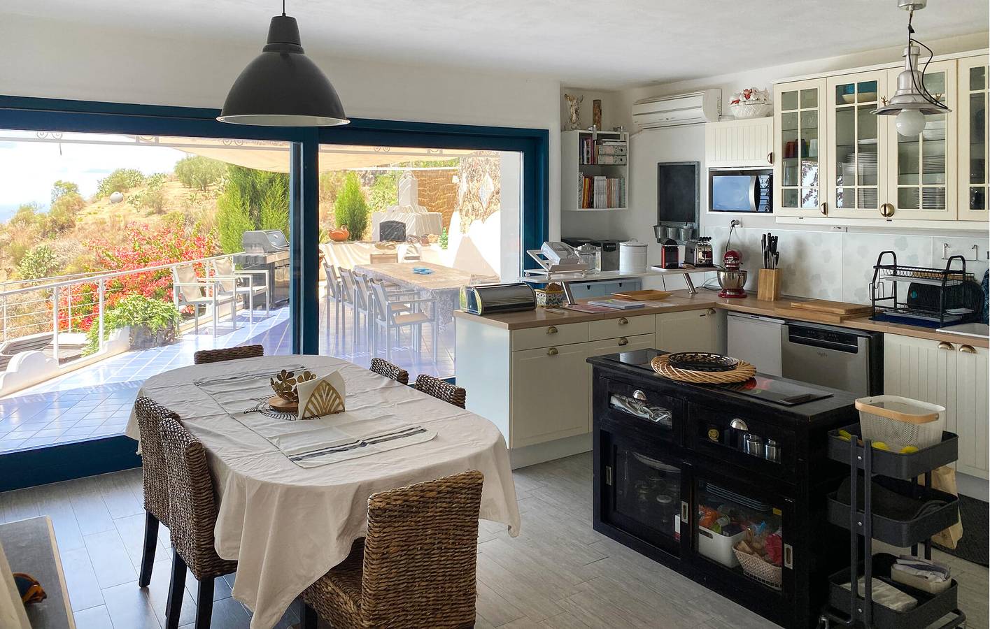 Strandhaus mit Pool und Terrasse – 2 km bis zur Küste in Lipari