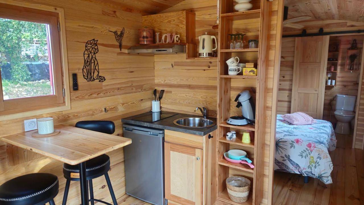 Appartement entier, Roulotte Farigoule avec jacuzzi in Baron, Région de Nîmes