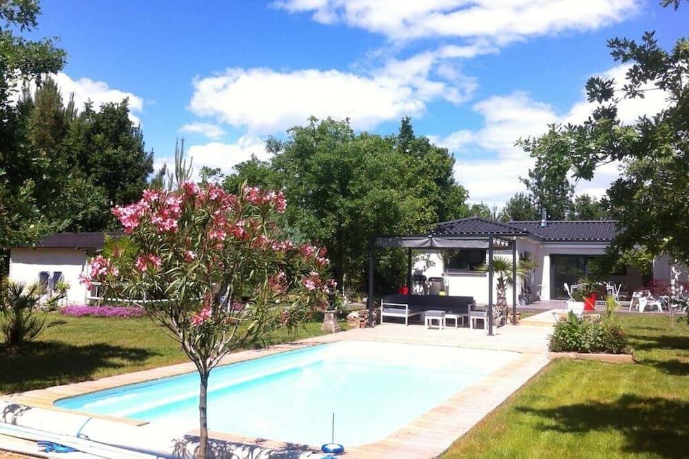 Villa per 4 Persone in Joyeuse, Massiccio Centrale