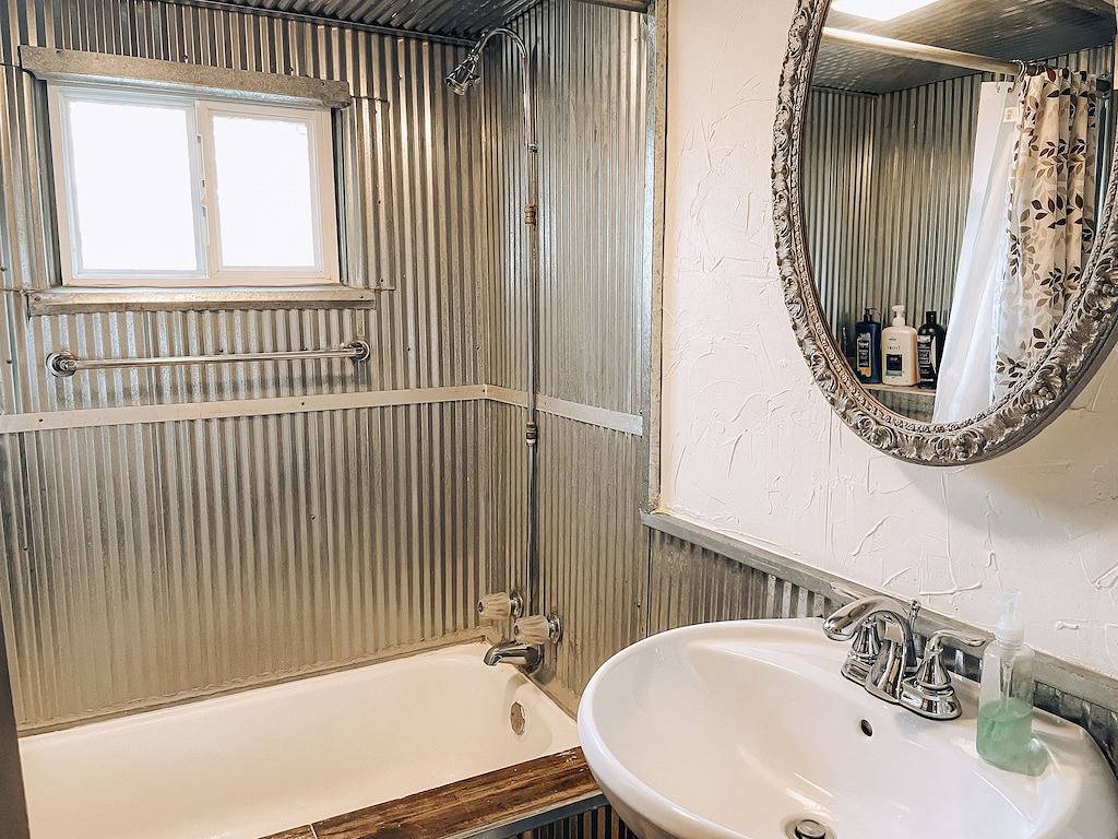 Wolf's Cabin Near Historic Downtown Noblesville in Noblesville, Hamilton County