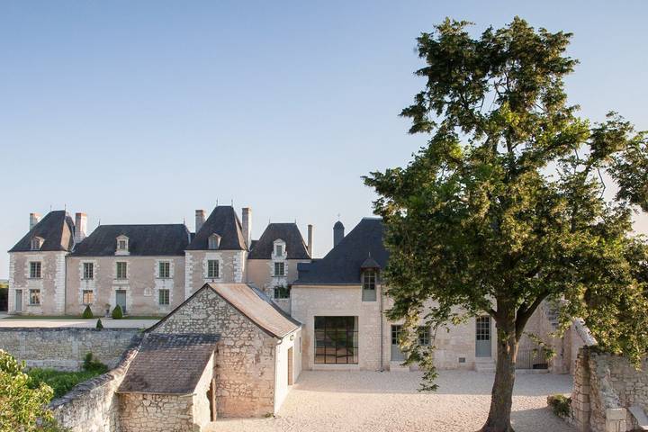 Location de vacances pour 8 personnes, avec piscine ainsi que terrasse et jardin à Restigné