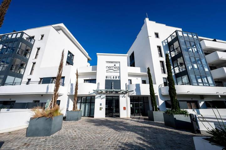 Appart’hôtel pour 4 personnes, avec Balcon et Terrasse ainsi que Jacuzzi et Piscine
