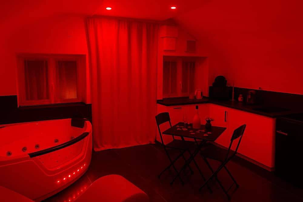 La suite miroir, La suite miroir, love room with jacuzzi between Aix and Marseille. in Bouc-Bel-Air, Aix-en-Provence region