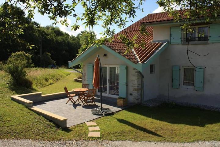 Gîte pour 2 personnes, avec jardin et vue, adapté aux familles à Pey