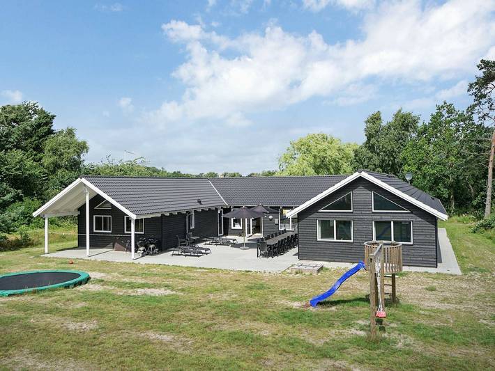 Ferienhaus für 22 Personen, mit Terrasse und Whirlpool sowie Pool und Sauna, mit Haustier auf Bornholm