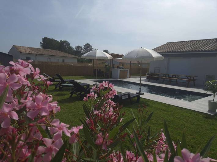 Gîte pour 8 personnes, avec terrasse ainsi que jardin et piscine, adapté aux familles à Parentis-en-Born - 2